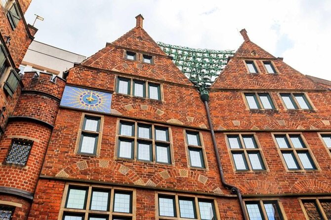 Bremen Exploration Private Game and City Tour on your Phone - Exploring Bremen Town Hall and the Roland Statue