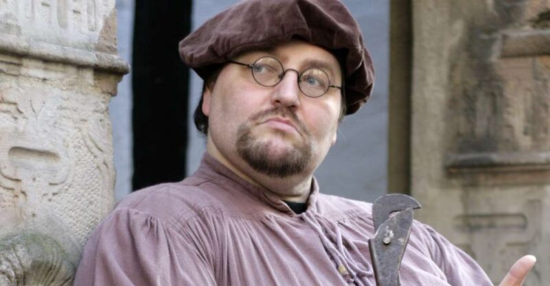 Bremen: Old Town Tour with Costumed Performer & Tour Guide - Bremens Old Town Tour Begins at Bremen Cathedral