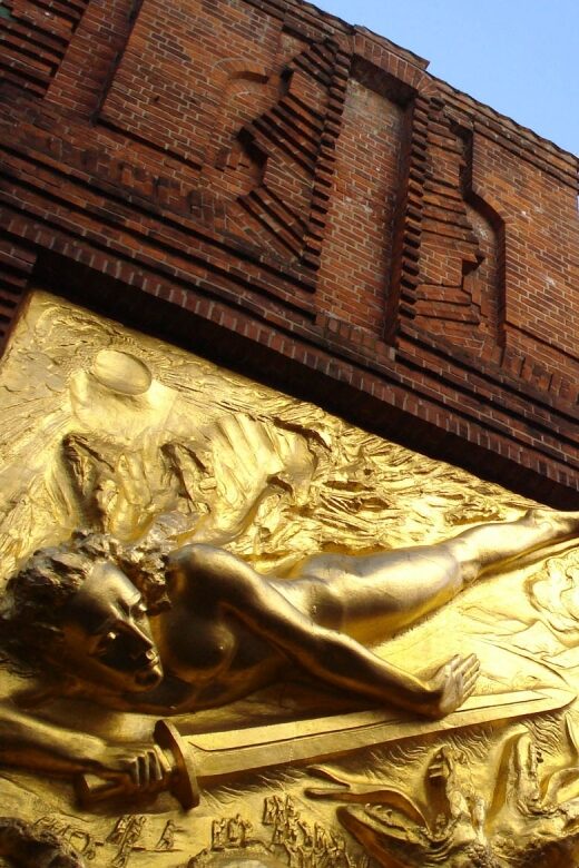 Bremen: Old Town Tour with Costumed Performer & Tour Guide - The Schlachte and Schnoor Districts