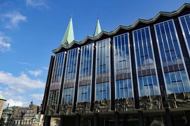 Bremen private guided walking tour of city - Explore the Bremen Market Square and Its Festive Atmosphere