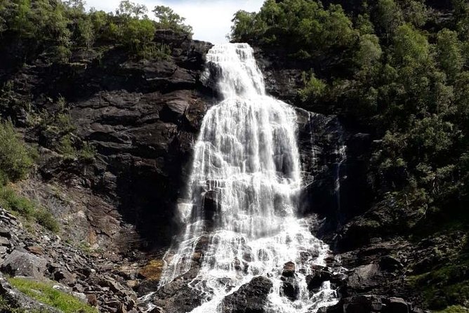 Bride's Veil and Steinsdalsfossen waterfalls with sceneries of Hardanger Fjord - Key Points
