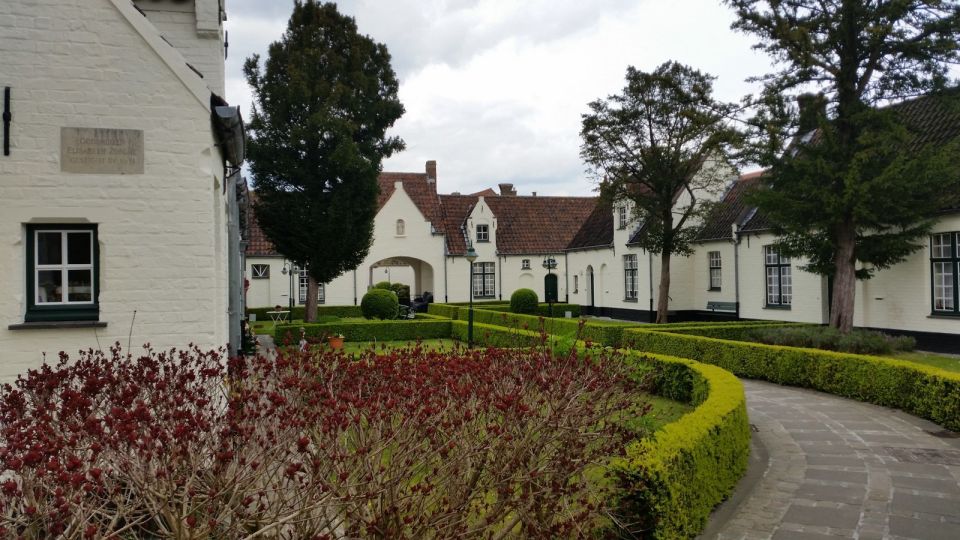 Bruges: 2.5-Hr Walking Tour from train station to Markt - Discovering Bruges’ Medieval Town Center