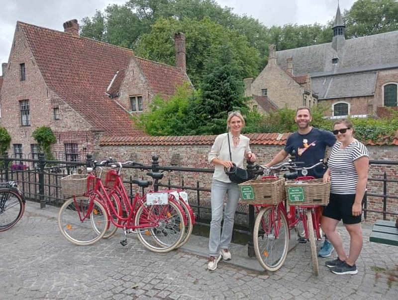Bruges: Guided Retro Bike Tour of Highlights and Hidden Gems - The Guide’s Storytelling Style and Knowledge