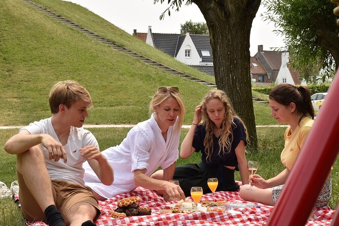 Bruges, Guided Retro Biketour: Highlights and Hidden Gems - The Route and Pacing: Covering Major Sights in 2.5 Hours