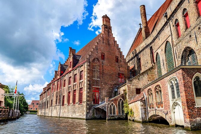 Bruges PRIVATE City Kickstart Tour With Locals - Key Points