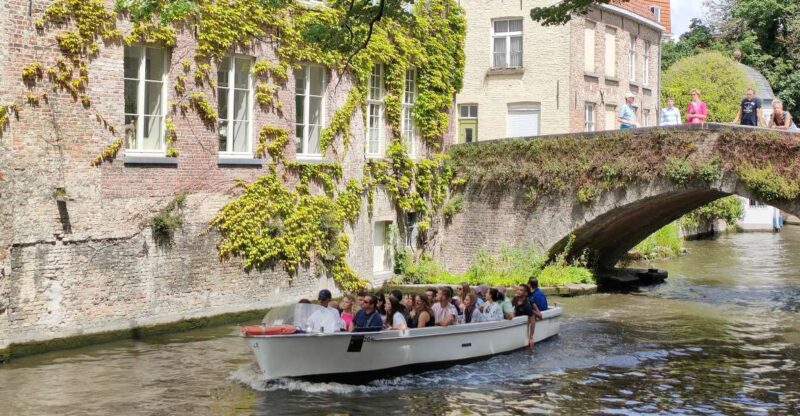 Bruges: Small Group Boat Cruise and Guided Walking Tour - Discover Bruges with a 2.5-Hour Small Group Tour That Combines Walking, Boat Cruise, and Chocolate Tasting