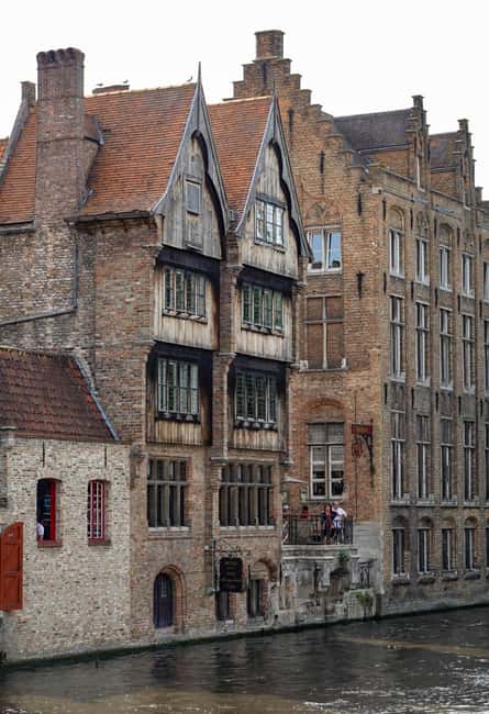 Bruges: Walking Tour, praline, Canal Cruise, and Burger Meal - Itinerary Breakdown: From City Landmarks to Local Flavors