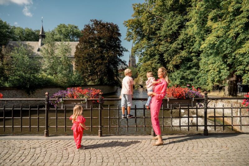 Bruges : Your private 30min. photoshoot in the medieval city - Exploring Bruges’ Medieval Streets and Canals