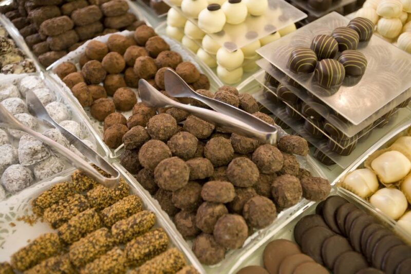 Brussels: Belgian Chocolate, Beer, and Fries Tasting Tour - Sampling Six Unique Pralines from Renowned Chocolatiers