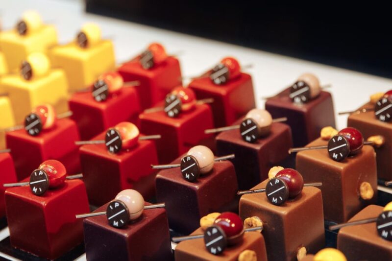 Brussels: Chocolate Workshop and Guided Walking Tour - Visiting the Best Chocolate Shops in Brussels