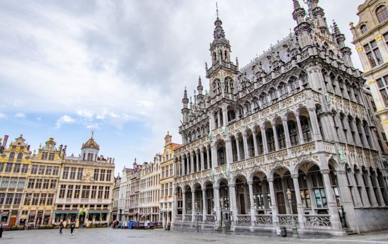 Brussels: Express Walk with a Local in 60 minutes - Exploring Brussels Grand Squares and Landmarks