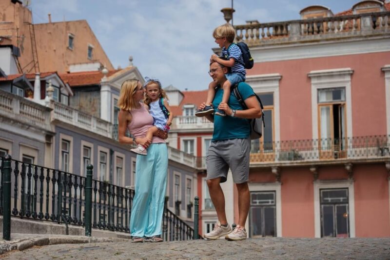 Brussels: Private Family Tour. Highlights, Tasting & Museum - Tasting Belgian Sweets at Maison Dandoy and Visiting Église Saint-Nicolas