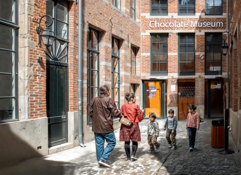 Brussels: Private Family Tour. Highlights, Tasting & Museum - Marveling at Manneken Pis and Concluding at the Choco-Story Museum