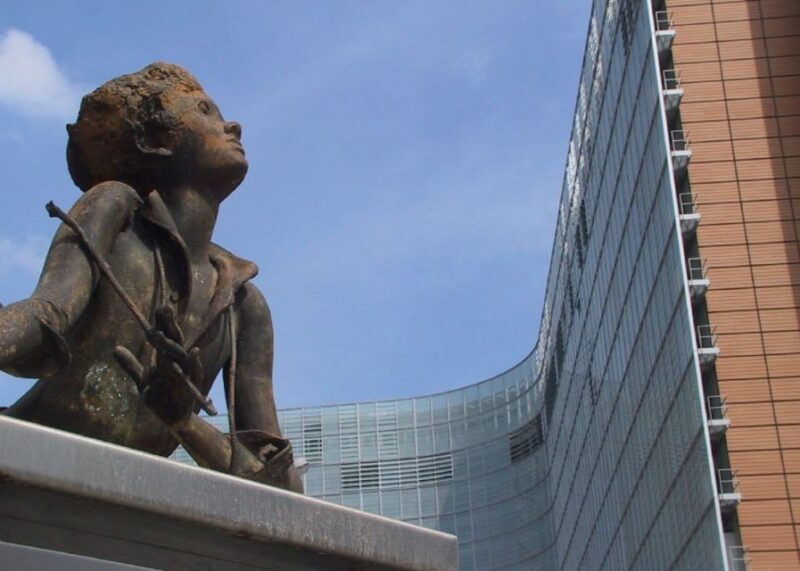 Brussels: Walking Tour from Central Station to Manneken Pis - Key Points