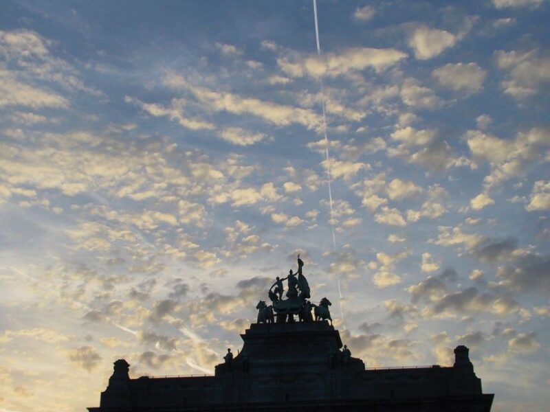 Brussels: Walking Tour from Central Station to Manneken Pis - Logistics and Group Experience