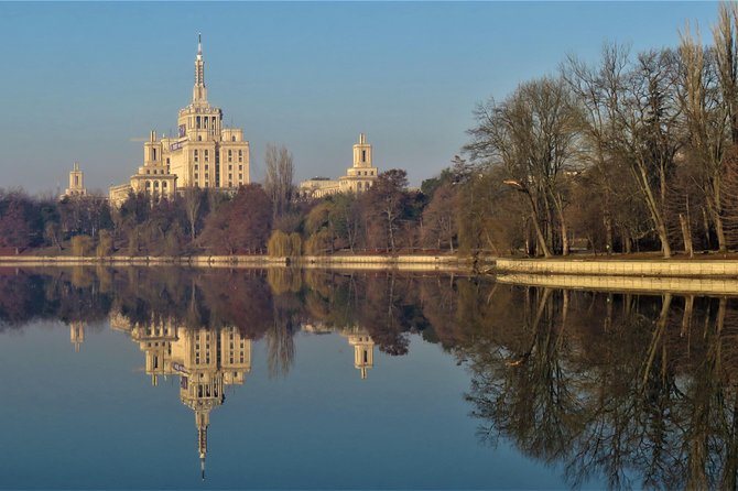 Bucarest à vélo - Unique Landmarks: The Triumph Arch and the Palace of Parliament