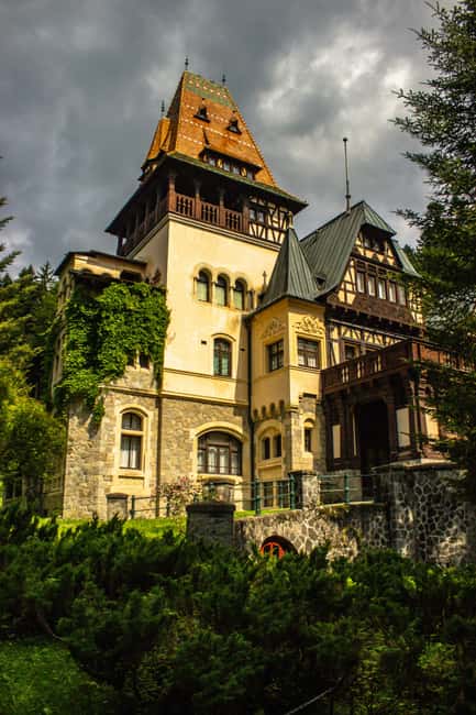 Bucharest: Bran Castle , Peles Castle & Braov Day Tour - Walking Tour of Braov’s Medieval Streets and Black Church