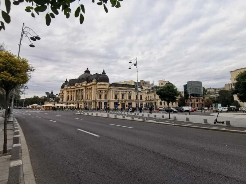 Bucharest city tour: Hop-on Hop-off sightseeing minibus - Personalized Experience in a Private Car for Small Groups