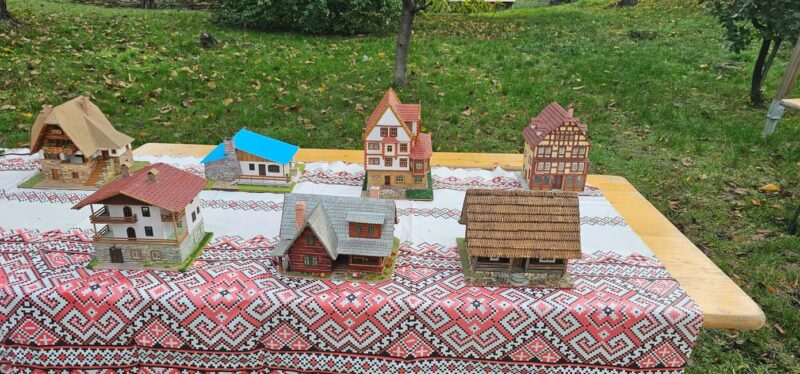 Bucharest short tour Hop-on hop-off format live tourguide - Key Points