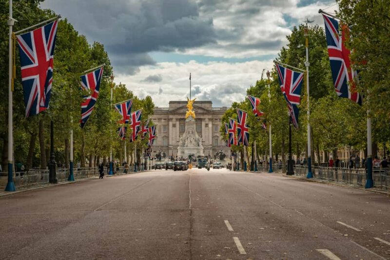 Buckingham Palace, Change the Guard & Crown Jewels Tour - Discover Londons Royal and Historic Landmarks in Four Hours