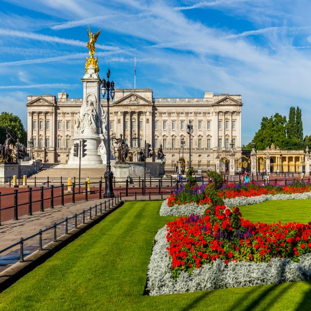 Buckingham Palace Exterior and Royal History Private Tour - Visiting St. James Palace and the Queen Victoria Memorial