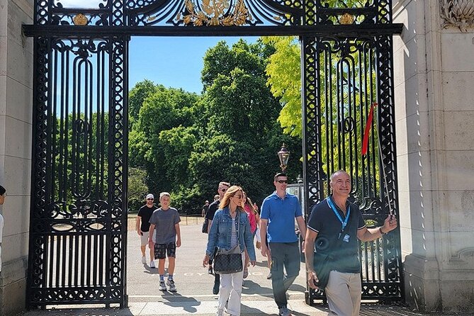Buckingham Palace: Walking Tour with Entry & Audio Guide - Practical Tips for Participants
