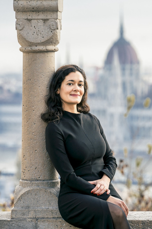 Buda Castle: Group photoshoot with a local guide - Practical Details: Reservation, Cancellation, and Accessibility