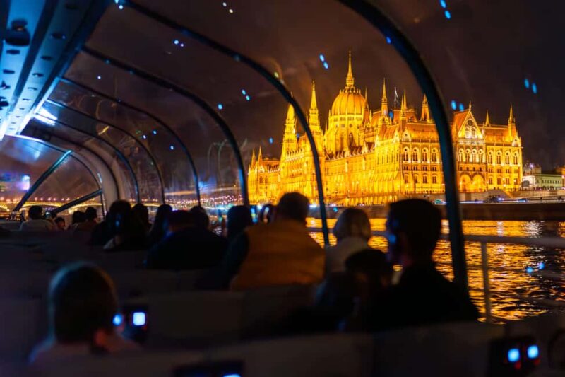 Budapest: 1-Hour Evening Sightseeing Cruise with Drink - The Atmosphere and Crowd Levels