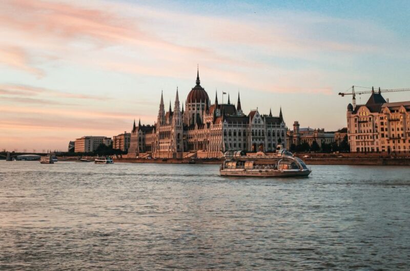Budapest: 1-Hour Evening Sightseeing Cruise with Drink - Suitability and Recommendations