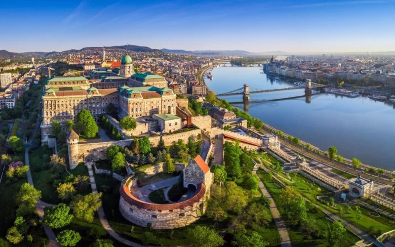 Budapest: 3-hour City Tour with Castle Walk + 1-hour Cruise - Crossing the Danube: From Buda to Pest