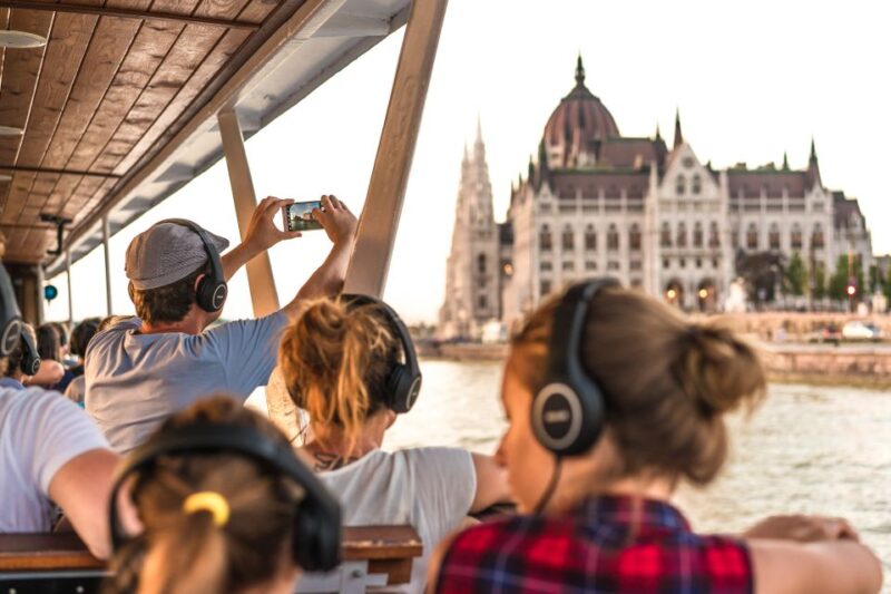 Budapest: 3-hour City Tour with Castle Walk + 1-hour Cruise - The Castle District and Gellért Hill Walk