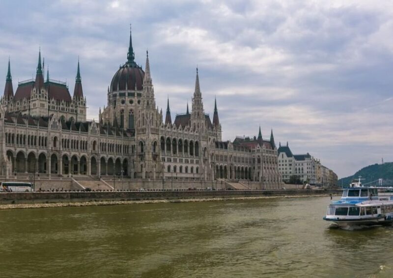 Budapest: 3-hour City Tour with Castle Walk + 1-hour Cruise - Value and Booking Options