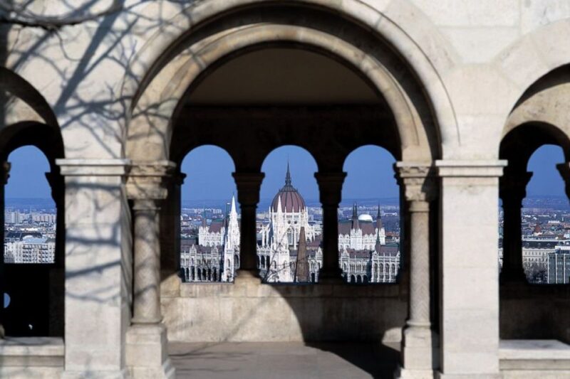 Budapest: 3-Hour Grand City Tour and Castle Walk - Scenic Stop at Gellért Hill for City Views