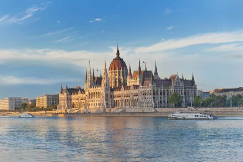 Budapest: 3-Hour Live Guided City Tour - Key Points