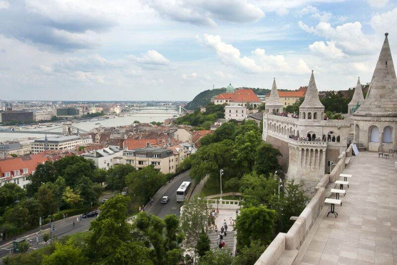Budapest 3-Hour Walking Tour in Italian - The Guide: Expert Knowledge and Personal Touch