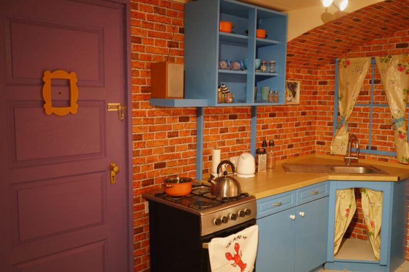 Budapest: 90s Sitcom Escape Room Adventure with Drinks - Discover the 90s Sitcom Escape Room Adventure in Budapest