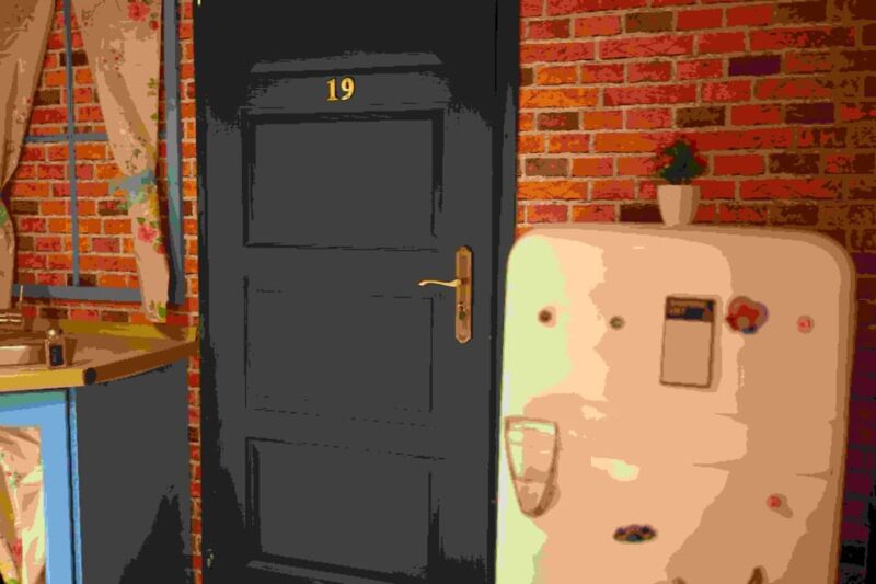 Budapest: 90s Sitcom Escape Room Adventure with Drinks - Suitable Audience and Final Thoughts