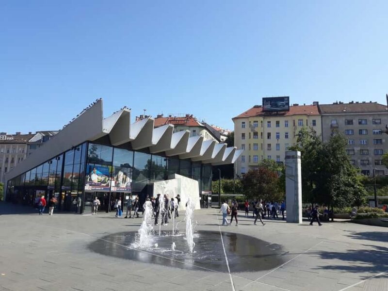 Budapest At Dawn: Scenic Walking Tour & Music Performance - Key Points