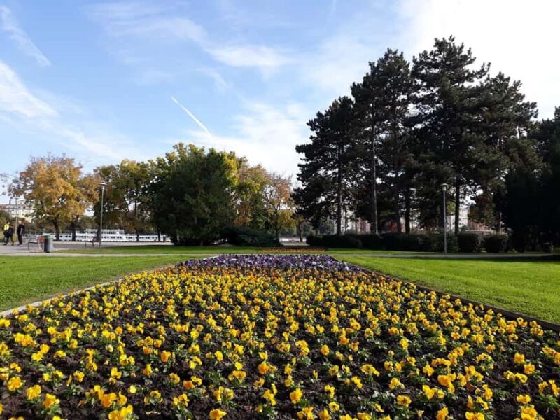 Budapest: Best Gardens Walking Tour & Folk Music Performance - Key Points