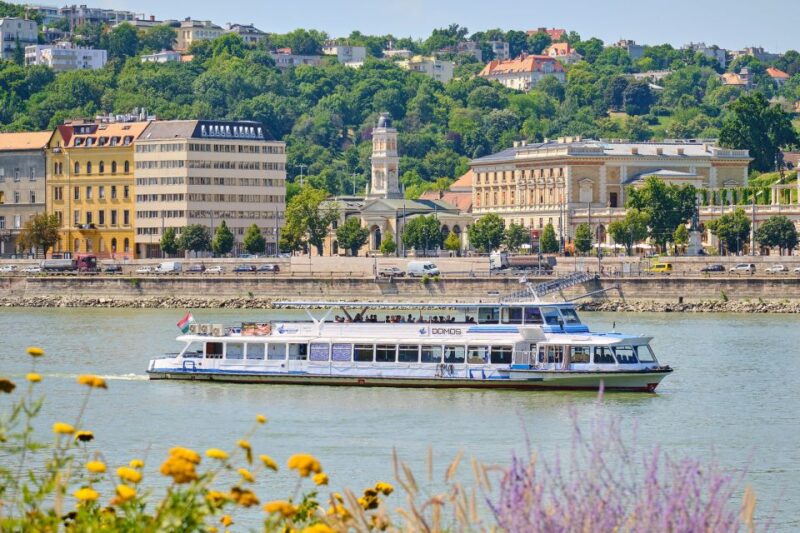 Budapest: By Night Sightseeing Cruise with Welcome Drink - The Welcome Drink and Onboard Bar Experience