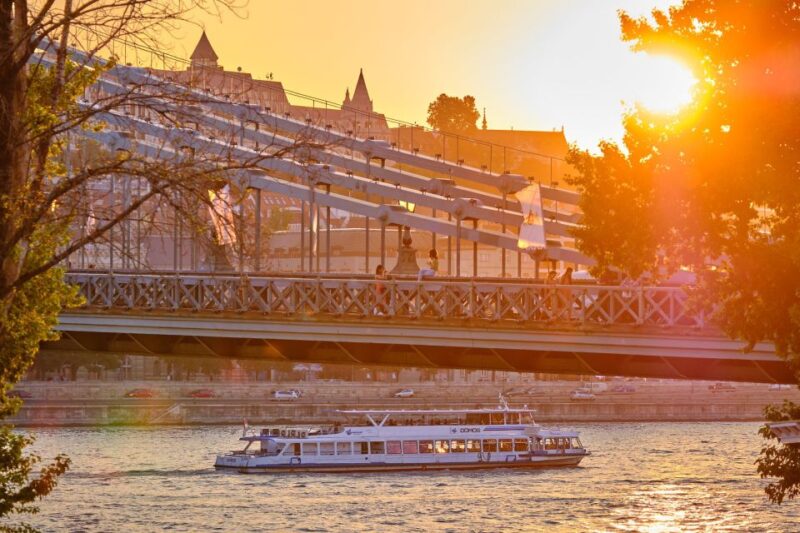Budapest: By Night Sightseeing Cruise with Welcome Drink - The Experience: A Romantic and Relaxing Evening