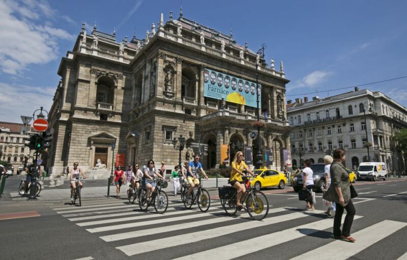 Budapest: City Bike Tour with Coffee Stop - Key Points
