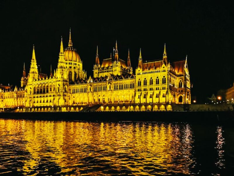 Budapest: City Highlights Sightseeing Cruise - Seating Options and Onboard Atmosphere