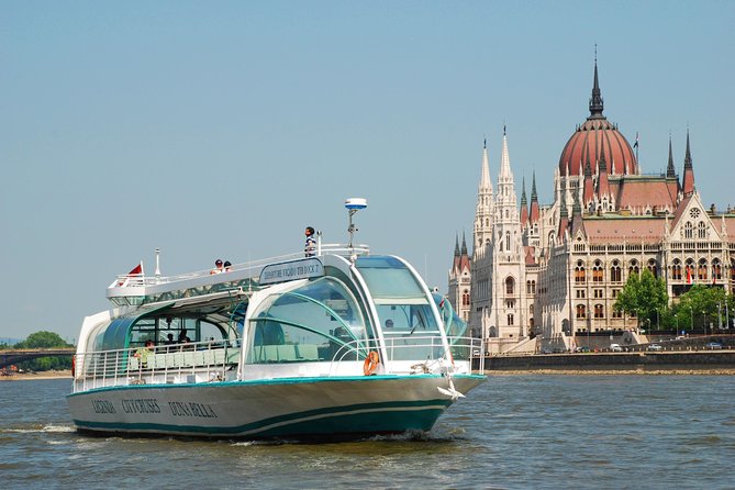 Budapest Danube Sightseeing Cruise with Drink and Audio Guide - Practical Aspects: Group Size, Seating, and Accessibility