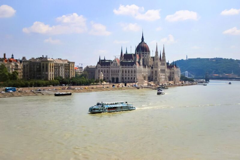 Budapest: Daytime Sightseeing Boat Cruise - Drinks and Refreshments on Board