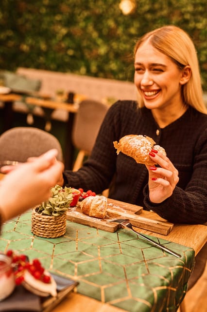 Budapest: Eggscuse Me? Brunch & Bistro's Bottomless Offer - How the Drinks Are Served and Pacing