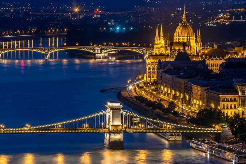Budapest: Evening Castle Hill Tour with Fishermen's Bastion - Visiting Buda Castle and Matthias Church