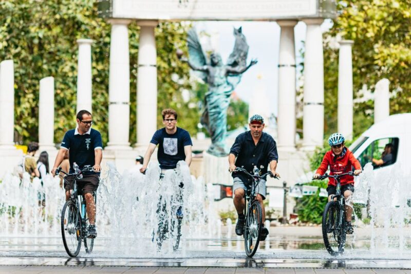 Budapest: Grand Sightseeing Bike Tour - Climbing the Castle District for Panoramic Views