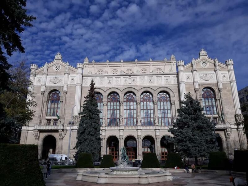 Budapest: Great City Centre Tour & Folk Music Performance - Logistics, Group Size, and Accessibility