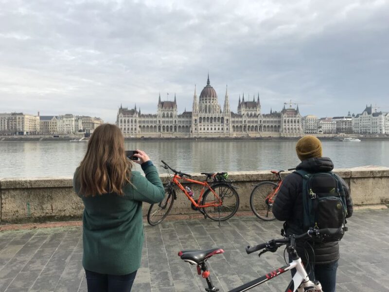 Budapest: Historic Downtown Bicycle Ride with Scenic Views - Key Points